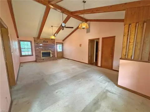 Living - 620 Emerald Ct, Chesapeake, VA 23320 photo 2 of 5