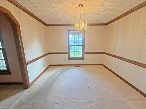 Living - 620 Emerald Ct, Chesapeake, VA 23320 photo 5 of 5