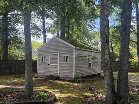 Exterior - 620 Emerald Ct, Chesapeake, VA 23320 photo 6 of 7