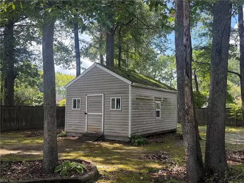 Exterior - 620 Emerald Ct, Chesapeake, VA 23320 photo 6 of 8