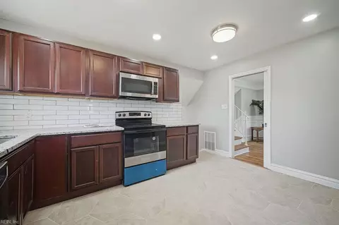 Entry Way - 20 Diggs Dr, Hampton, VA 23666 photo 2 of 3