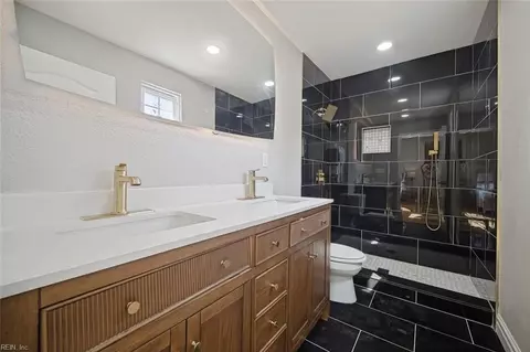 Bath - 20 Diggs Dr, Hampton, VA 23666 photo 2 of 4