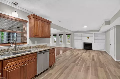 Living - 68 Michaels Woods Dr, Hampton, VA 23666 photo 3 of 12