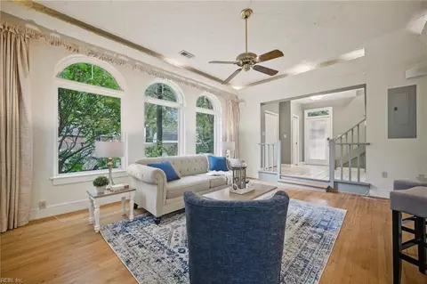 Living - 1101 Lexan Ave, Norfolk, VA 23508 photo 4 of 5