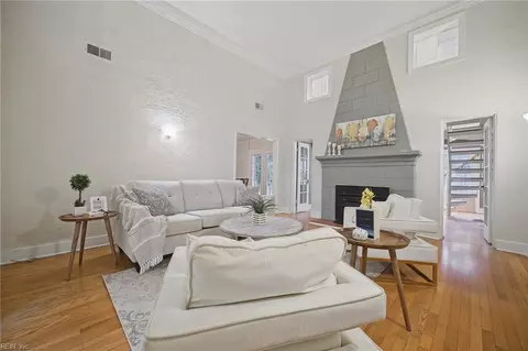 Living - 1101 Lexan Ave, Norfolk, VA 23508 photo 2 of 5