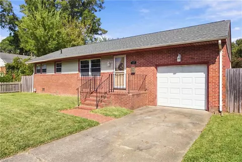 Exterior - 13 Bedford Ct, Hampton, VA 23664 photo 2 of 9