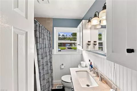 Bath - 13 Bedford Ct, Hampton, VA 23664 photo 1 of 2