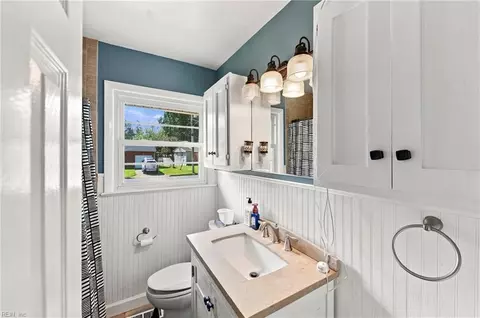 Bath - 13 Bedford Ct, Hampton, VA 23664 photo 2 of 2