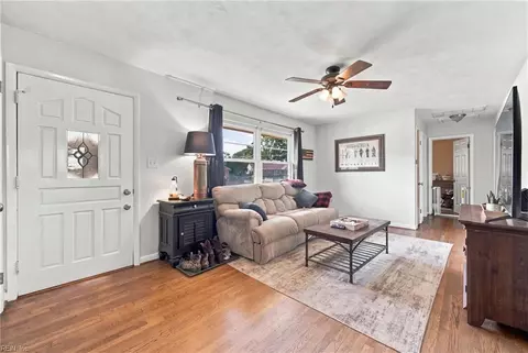 Entry Way - 13 Bedford Ct, Hampton, VA 23664 photo 1 of 3