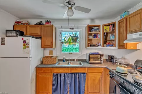 Kitchen - 716 Grove St, Hampton, VA 23664 photo 3 of 4