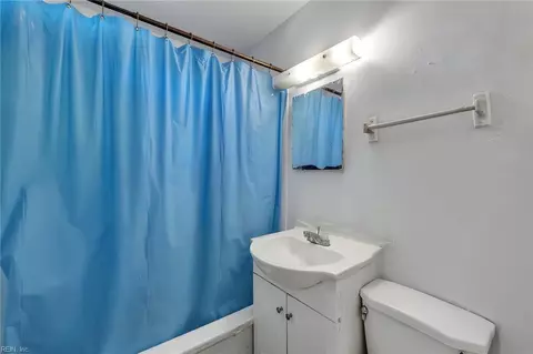 Bath - 716 Grove St, Hampton, VA 23664 photo 1 of 2