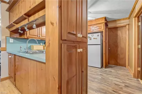 Entry Way - 8165 Sheffield Dr, Gloucester, VA 23061 photo 3 of 6