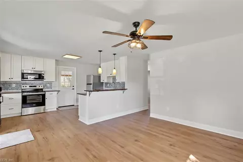 Living - 540 Dixie Dr, Norfolk, VA 23505 photo 2 of 4