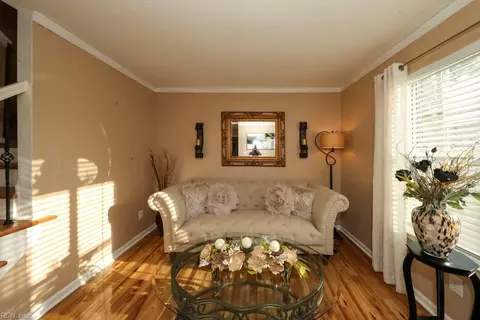 Living - 2080 Maple Leaf Cres, Suffolk, VA 23434 photo 2 of 3