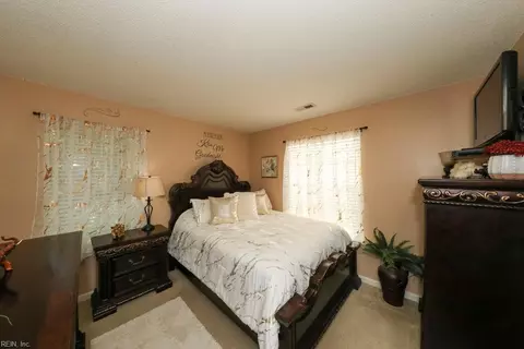 Bedroom - 2080 Maple Leaf Cres, Suffolk, VA 23434 photo 7 of 8