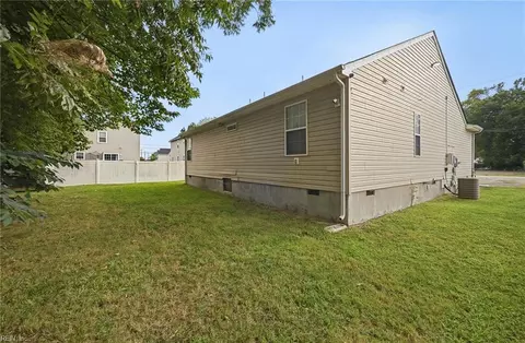 Exterior - 600 Dale St, Hampton, VA 23661 photo 4 of 7