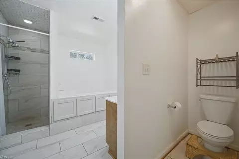 Bath - 600 Dale St, Hampton, VA 23661 photo 2 of 4