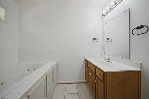 Bath - 600 Dale St, Hampton, VA 23661 photo 3 of 4