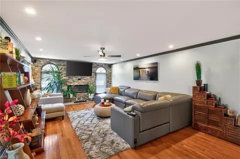 Living - 140 Pine Crk, Hampton, VA 23669 photo 2 of 3