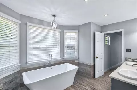Bath - 140 Pine Crk, Hampton, VA 23669 photo 4 of 6