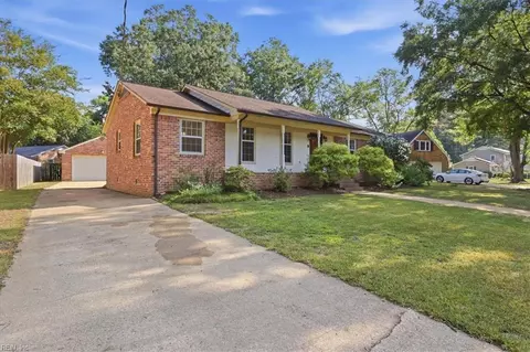 Exterior - 349 Bartell Dr, Chesapeake, VA 23322 photo 5 of 10