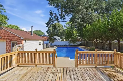 Exterior - 349 Bartell Dr, Chesapeake, VA 23322 photo 7 of 10