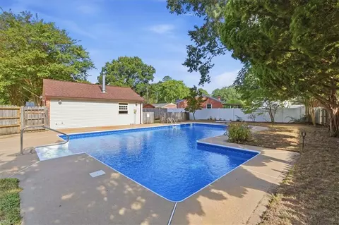 Exterior - 349 Bartell Dr, Chesapeake, VA 23322 photo 9 of 10