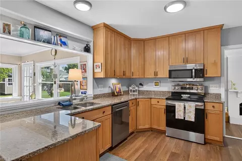 Kitchen - 302 Jordan Dr, Smithfield, VA 23430 photo 2 of 4