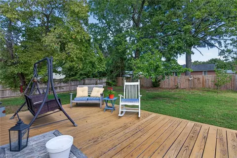 Exterior - 302 Jordan Dr, Smithfield, VA 23430 photo 4 of 10