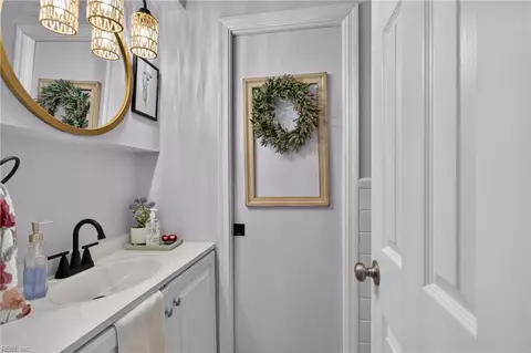Bath - 302 Jordan Dr, Smithfield, VA 23430 photo 1 of 3