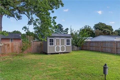 Exterior - 302 Jordan Dr, Smithfield, VA 23430 photo 5 of 10
