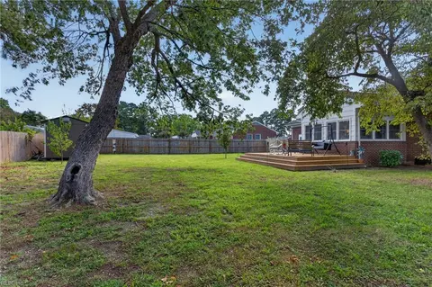 Exterior - 302 Jordan Dr, Smithfield, VA 23430 photo 7 of 10