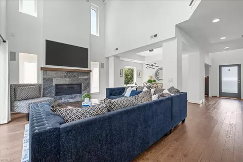 Living - 19 Brough Ln #3, Hampton, VA 23669 photo 4 of 5
