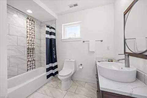 Bath - 19 Brough Ln #3, Hampton, VA 23669 photo 2 of 4
