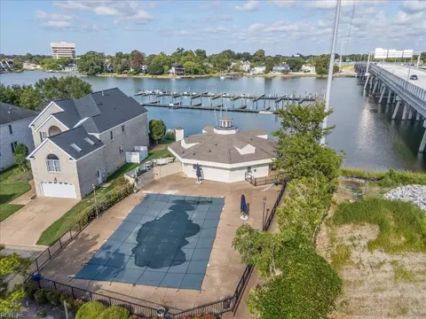 Exterior - 19 Brough Ln #3, Hampton, VA 23669 photo 7 of 8