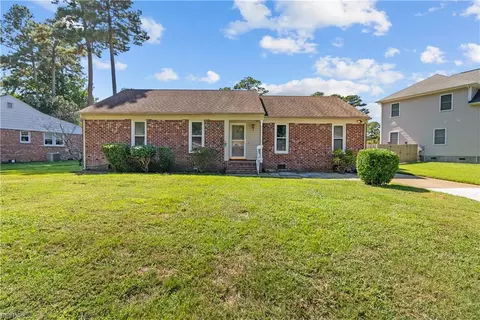 2824 Augusta Cir, Virginia Beach, VA 23453