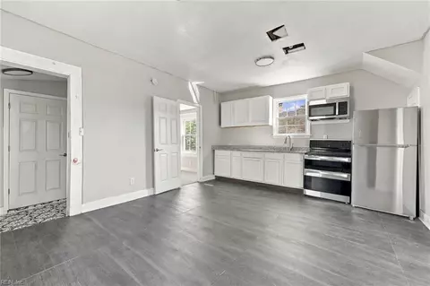 Entry Way - 607 E Pembroke Ave, Hampton, VA 23669 photo 2 of 3