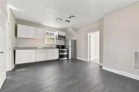 Entry Way - 607 E Pembroke Ave, Hampton, VA 23669 photo 1 of 3