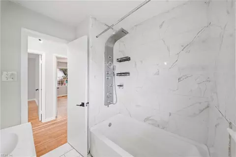 Bath - 10 Eastlawn Dr, Hampton, VA 23664 photo 1 of 2