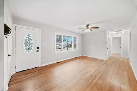 Living - 10 Eastlawn Dr, Hampton, VA 23664 photo 2 of 4
