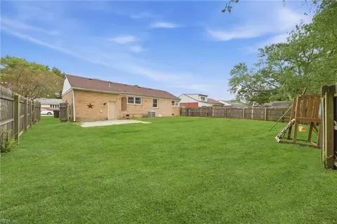 Exterior - 10 Eastlawn Dr, Hampton, VA 23664 photo 2 of 4