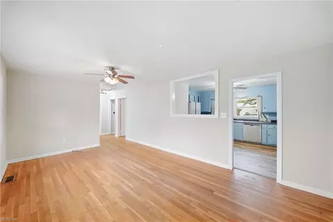 Living - 10 Eastlawn Dr, Hampton, VA 23664 photo 3 of 4