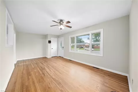 Living - 10 Eastlawn Dr, Hampton, VA 23664 photo 4 of 4