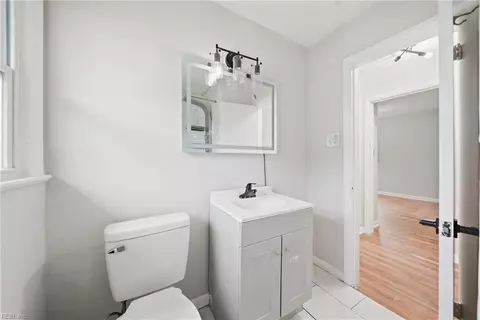 Bath - 10 Eastlawn Dr, Hampton, VA 23664 photo 2 of 2