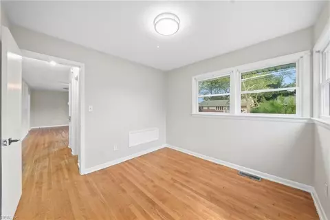 Bedroom - 10 Eastlawn Dr, Hampton, VA 23664 photo 6 of 10