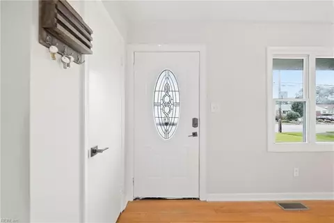 Entry Way - 10 Eastlawn Dr, Hampton, VA 23664 photo 1 of 2