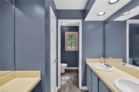 Bath - 216 Admiral Ct, Hampton, VA 23669 photo 1 of 2