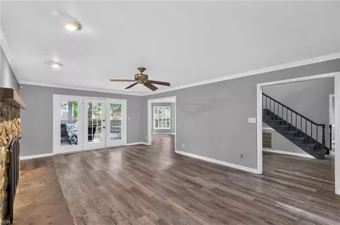 Living - 216 Admiral Ct, Hampton, VA 23669 photo 2 of 4