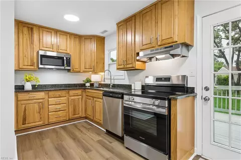 Kitchen - 23 Laurel Dr, Hampton, VA 23669 photo 1 of 3