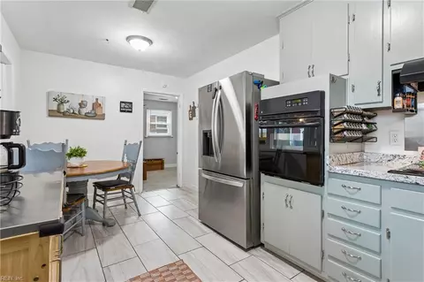 Kitchen - 16 Longwood Dr, Hampton, VA 23669 photo 5 of 6